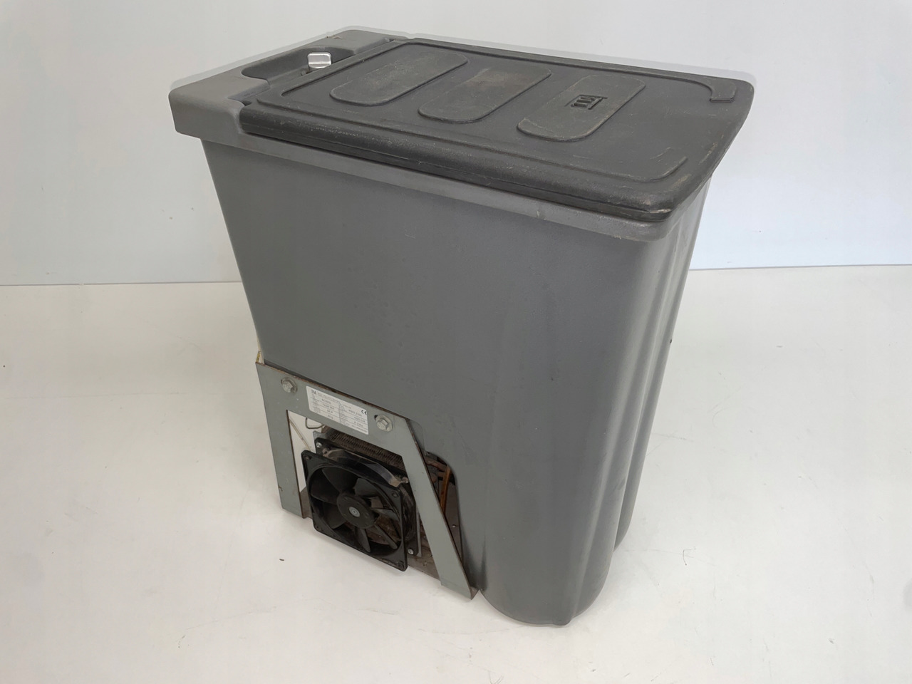 LODÓWKA CHŁODZIARKA MERCEDES ACTROS 80032324 - Cabine e interior para Camião: foto 3 LODÓWKA CHŁODZIARKA MERCEDES ACTROS 80032324 - Cabine e interior para Camião: foto 3