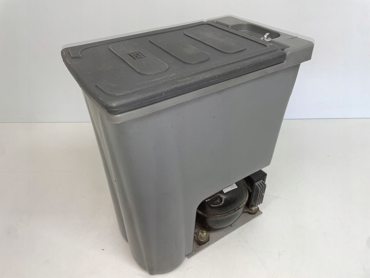 LODÓWKA CHŁODZIARKA MERCEDES ACTROS 80032324 - Cabine e interior para Camião: foto 1 LODÓWKA CHŁODZIARKA MERCEDES ACTROS 80032324 - Cabine e interior para Camião: foto 1