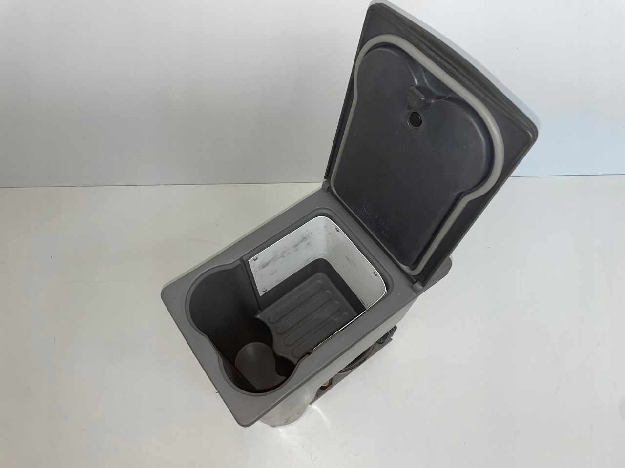 LODÓWKA CHŁODZIARKA MERCEDES ACTROS 80032324 - Cabine e interior para Camião: foto 2 LODÓWKA CHŁODZIARKA MERCEDES ACTROS 80032324 - Cabine e interior para Camião: foto 2