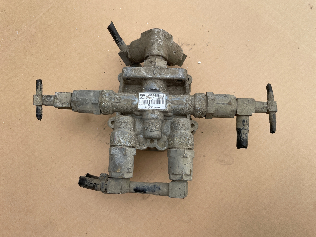 ZAWÓR CZTERODROŻNY MAN TGX TGS TGA 81521516096 - Válvula de freio para Camião: foto 1 ZAWÓR CZTERODROŻNY MAN TGX TGS TGA 81521516096 - Válvula de freio para Camião: foto 1