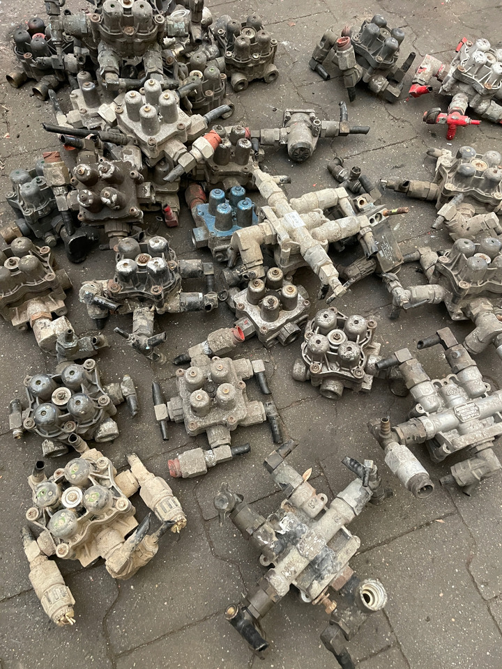 ZAWÓR CZTERODROŻNY MAN TGX TGS TGA 81521516096 - Válvula de freio para Camião: foto 3 ZAWÓR CZTERODROŻNY MAN TGX TGS TGA 81521516096 - Válvula de freio para Camião: foto 3