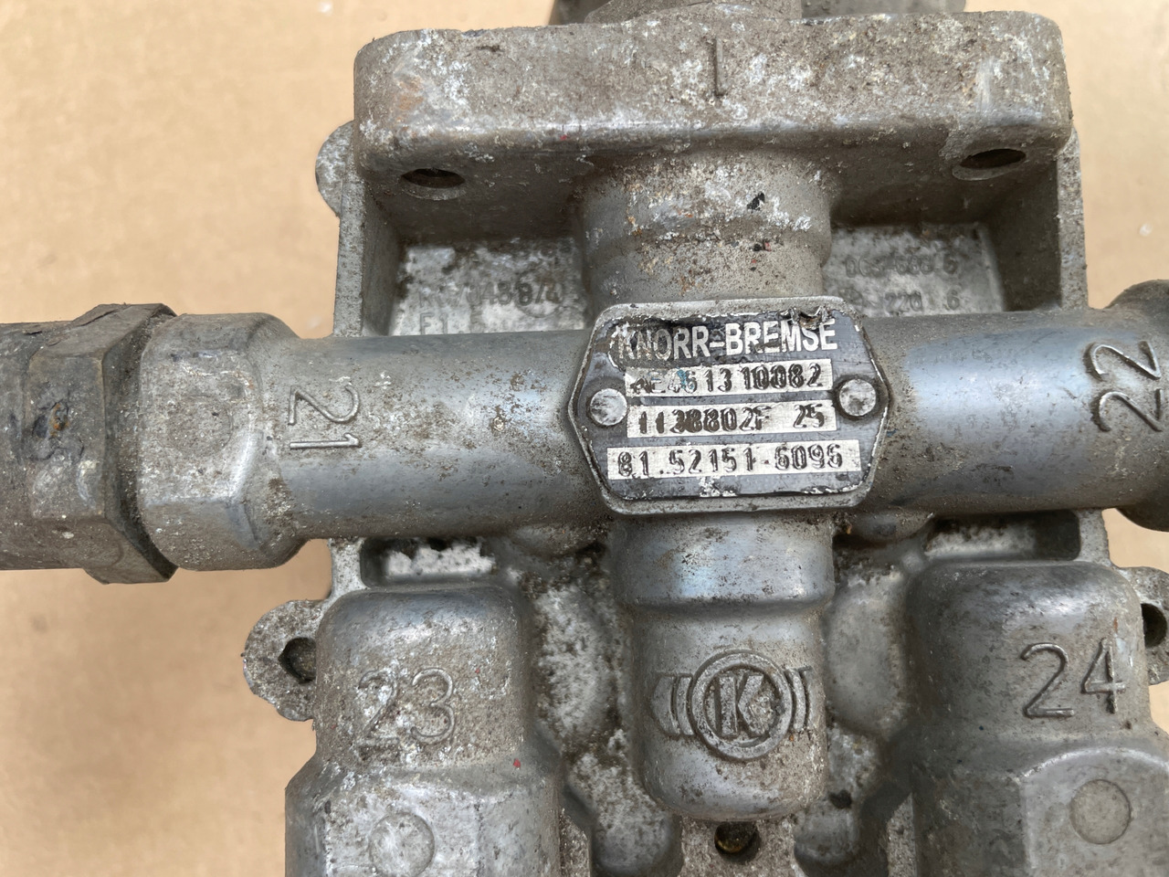 ZAWÓR CZTERODROŻNY MAN TGX TGS TGA 81521516096 - Válvula de freio para Camião: foto 5 ZAWÓR CZTERODROŻNY MAN TGX TGS TGA 81521516096 - Válvula de freio para Camião: foto 5