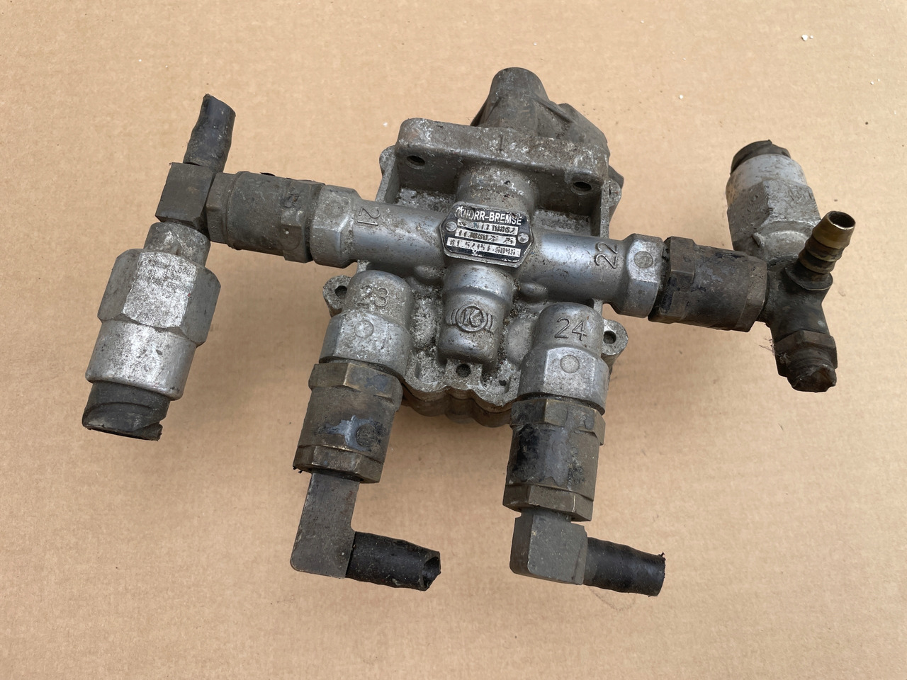ZAWÓR CZTERODROŻNY MAN TGX TGS TGA 81521516096 - Válvula de freio para Camião: foto 2 ZAWÓR CZTERODROŻNY MAN TGX TGS TGA 81521516096 - Válvula de freio para Camião: foto 2