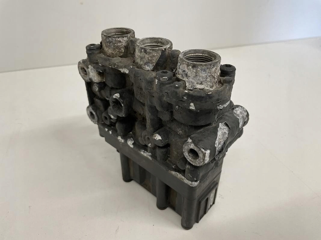 ZAWÓR PODUSZEK MERCEDES ACTROS MP 4 A0013270725 - Válvula de freio para Camião: foto 1 ZAWÓR PODUSZEK MERCEDES ACTROS MP 4 A0013270725 - Válvula de freio para Camião: foto 1