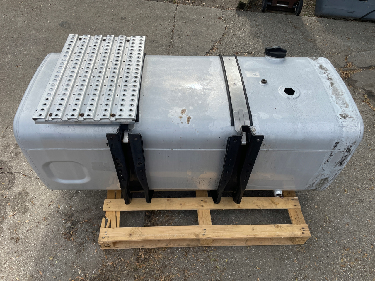 ZBIORNIK PALIWA MAN TGX TGS TGA 590 L 81122015663 - Tanque de combustível para Camião: foto 5 ZBIORNIK PALIWA MAN TGX TGS TGA 590 L 81122015663 - Tanque de combustível para Camião: foto 5