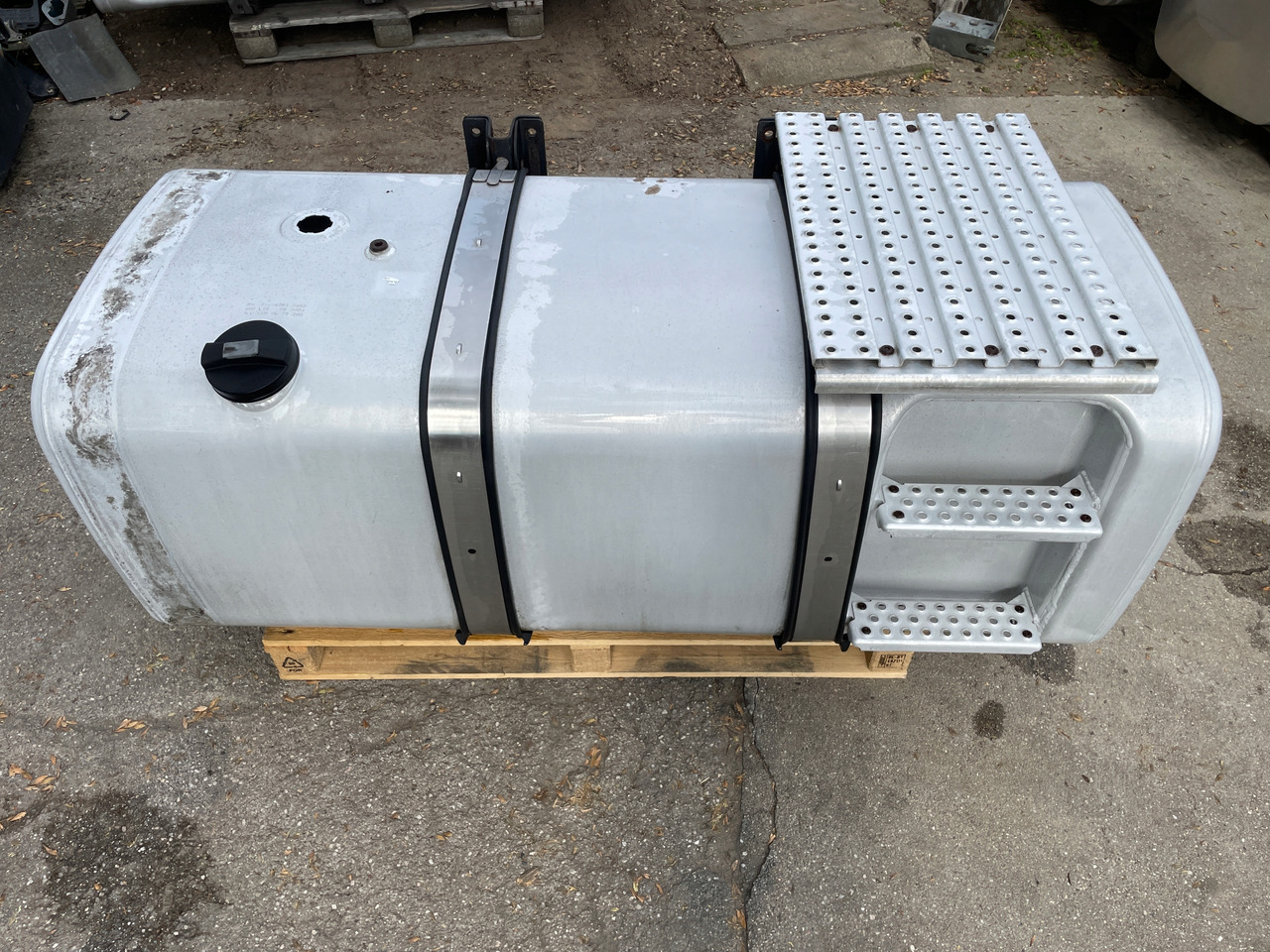 ZBIORNIK PALIWA MAN TGX TGS TGA 590 L 81122015663 - Tanque de combustível para Camião: foto 1 ZBIORNIK PALIWA MAN TGX TGS TGA 590 L 81122015663 - Tanque de combustível para Camião: foto 1