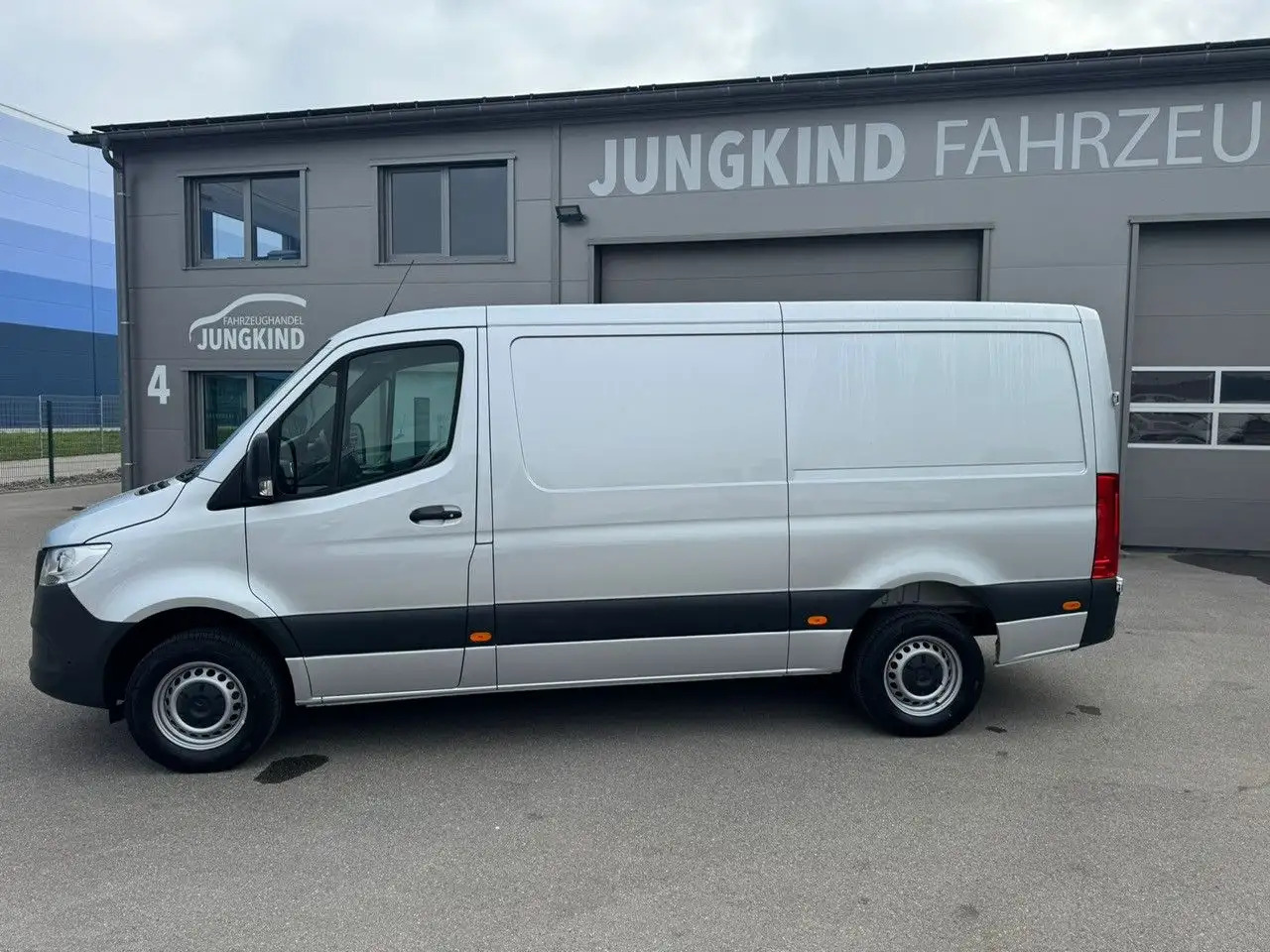 Mercedes-Benz Sprinter 317 CDI Flach Lang Silber Klima MBUX - Furgão: foto 3 Mercedes-Benz Sprinter 317 CDI Flach Lang Silber Klima MBUX - Furgão: foto 3