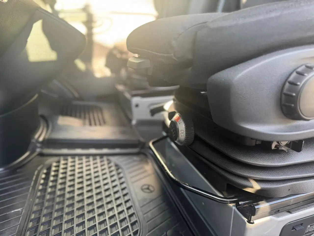 Mercedes-Benz Sprinter 317 CDI Lang Hoch Klima MBUX Silber LED - Furgão: foto 5 Mercedes-Benz Sprinter 317 CDI Lang Hoch Klima MBUX Silber LED - Furgão: foto 5