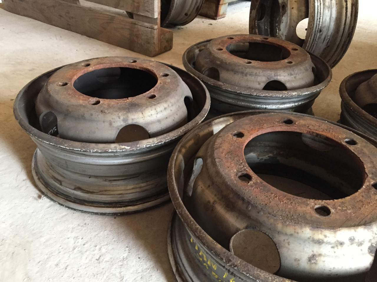 Gebrauchte Felgen 5 J x 6,00 für Reifengröße 215 x 75 x 17,5, Artikel - Nr. : 99.99999 - 9999 - Jante para Camião: foto 4 Gebrauchte Felgen 5 J x 6,00 für Reifengröße 215 x 75 x 17,5, Artikel - Nr. : 99.99999 - 9999 - Jante para Camião: foto 4