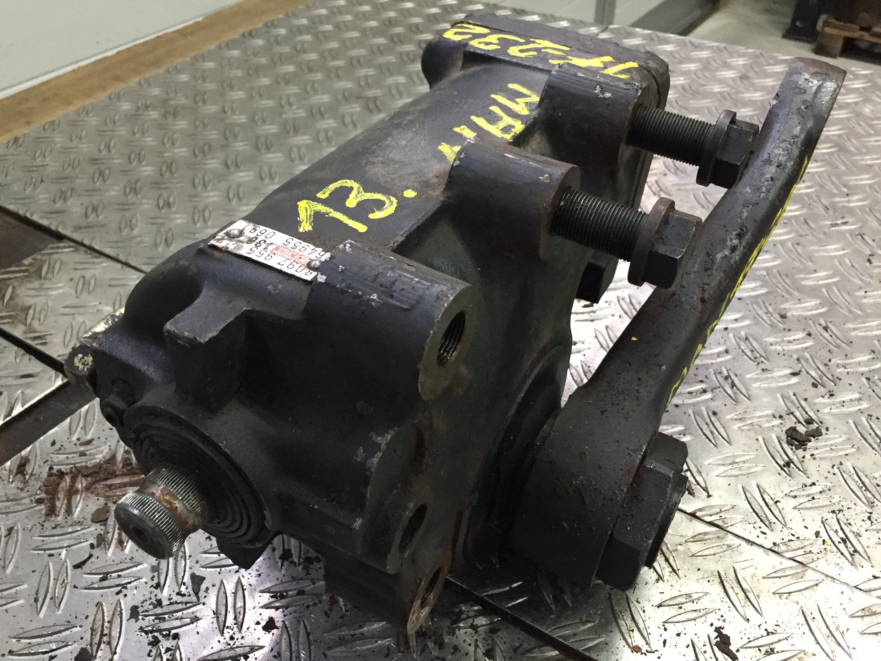 Gebrauchtes Lenkgetriebe MAN F90, 17.232, Artikel - Nr.: 81.9999 - 9999 - Caixa de direção para Camião: foto 2 Gebrauchtes Lenkgetriebe MAN F90, 17.232, Artikel - Nr.: 81.9999 - 9999 - Caixa de direção para Camião: foto 2