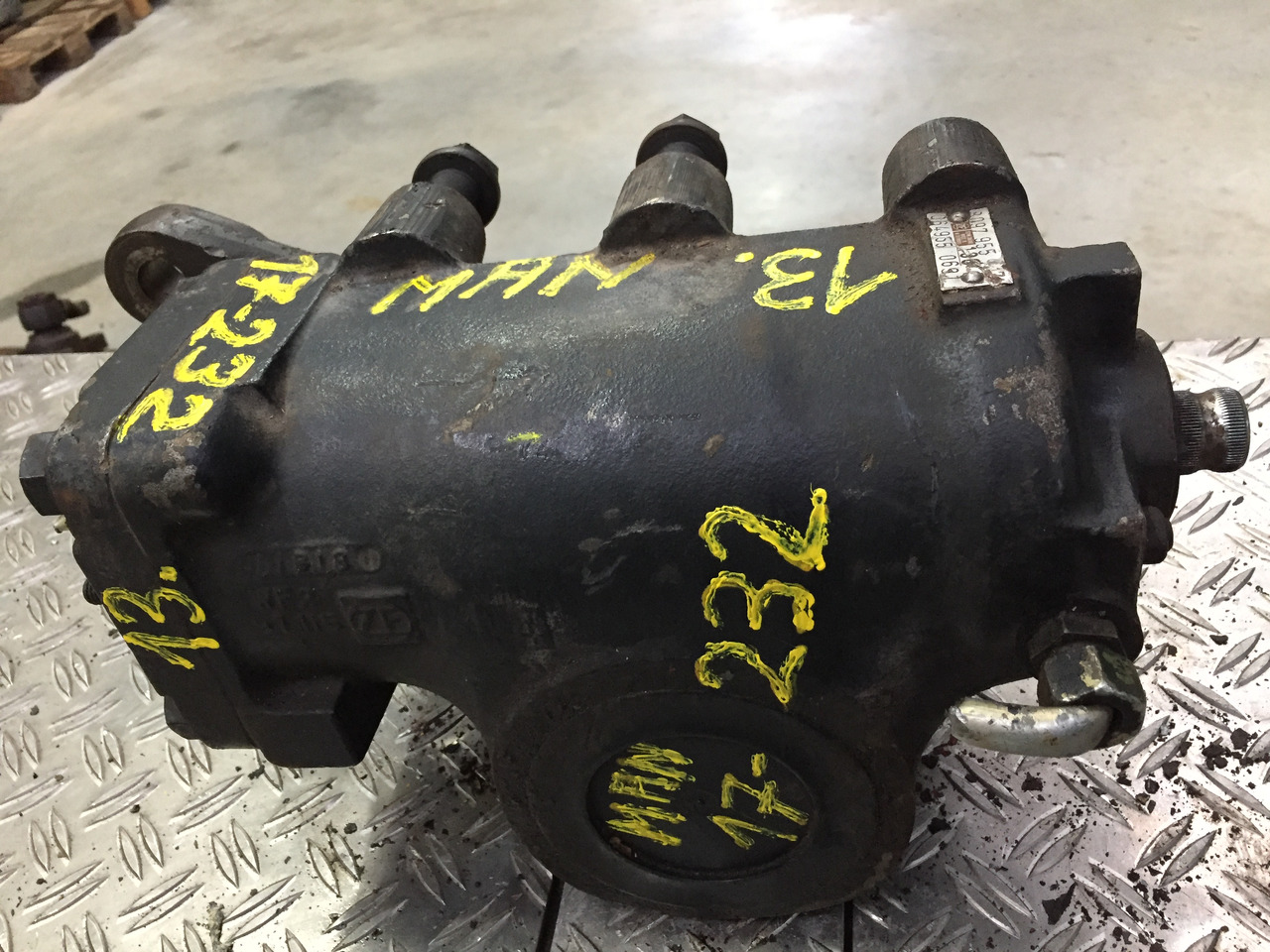 Gebrauchtes Lenkgetriebe MAN F90, 17.232, Artikel - Nr.: 81.9999 - 9999 - Caixa de direção para Camião: foto 4 Gebrauchtes Lenkgetriebe MAN F90, 17.232, Artikel - Nr.: 81.9999 - 9999 - Caixa de direção para Camião: foto 4