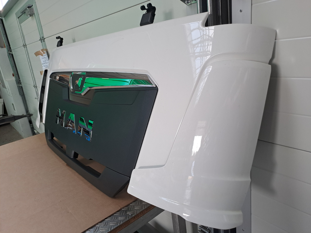 Neuwertige Frontklappe, silber, schmal MAN TGL / TGM / TG3, Artikel - Nr.: 81.61110 - 6123 - Capô para Camião: foto 1 Neuwertige Frontklappe, silber, schmal MAN TGL / TGM / TG3, Artikel - Nr.: 81.61110 - 6123 - Capô para Camião: foto 1