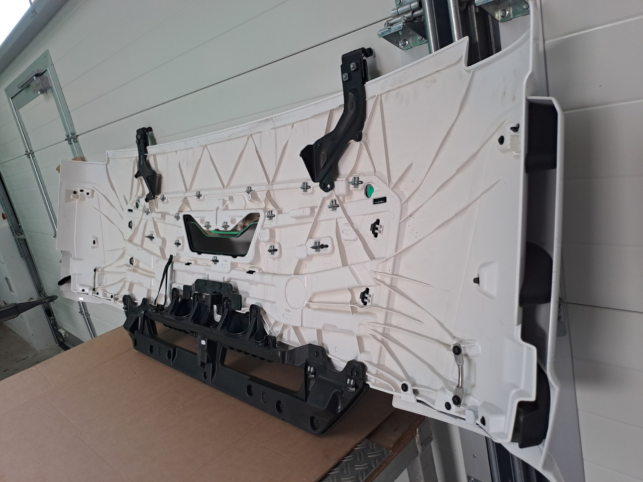 Neuwertige Frontklappe, silber, schmal MAN TGL / TGM / TG3, Artikel - Nr.: 81.61110 - 6123 - Capô para Camião: foto 5 Neuwertige Frontklappe, silber, schmal MAN TGL / TGM / TG3, Artikel - Nr.: 81.61110 - 6123 - Capô para Camião: foto 5