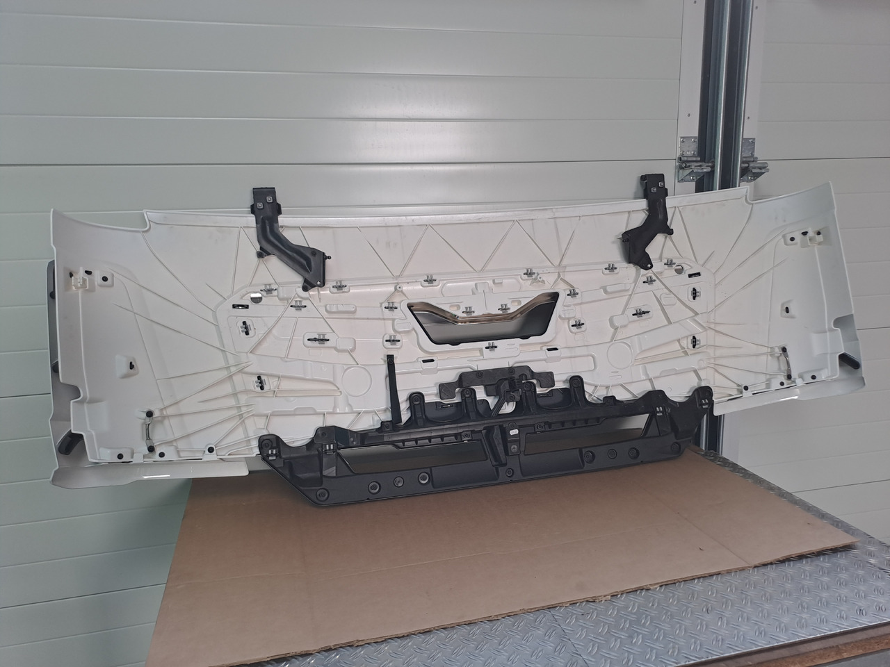 Neuwertige Frontklappe, silber, schmal MAN TGL / TGM / TG3, Artikel - Nr.: 81.61110 - 6123 - Capô para Camião: foto 3 Neuwertige Frontklappe, silber, schmal MAN TGL / TGM / TG3, Artikel - Nr.: 81.61110 - 6123 - Capô para Camião: foto 3