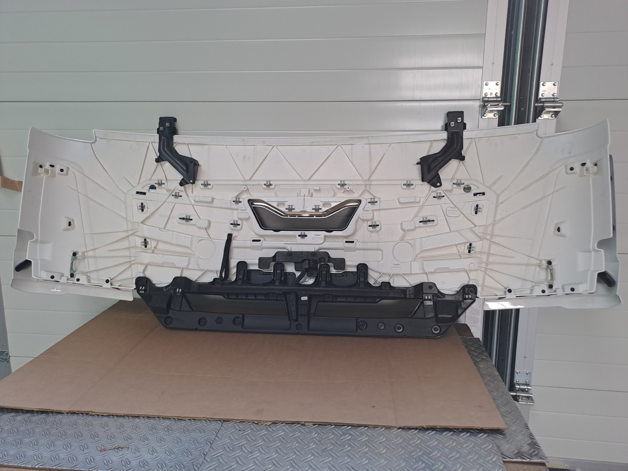 Neuwertige Frontklappe, silber, schmal MAN TGL / TGM / TG3, Artikel - Nr.: 81.61110 - 6123 - Capô para Camião: foto 4 Neuwertige Frontklappe, silber, schmal MAN TGL / TGM / TG3, Artikel - Nr.: 81.61110 - 6123 - Capô para Camião: foto 4