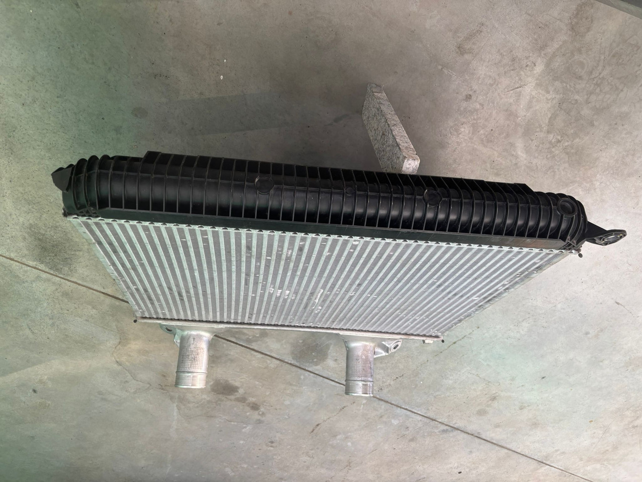 Neuwertiger MAN TGX Ladeluftkühler für D 20 / D 26, Artikel - Nr. : 81.06130 - 0218 - Intercooler para Camião: foto 3 Neuwertiger MAN TGX Ladeluftkühler für D 20 / D 26, Artikel - Nr. : 81.06130 - 0218 - Intercooler para Camião: foto 3