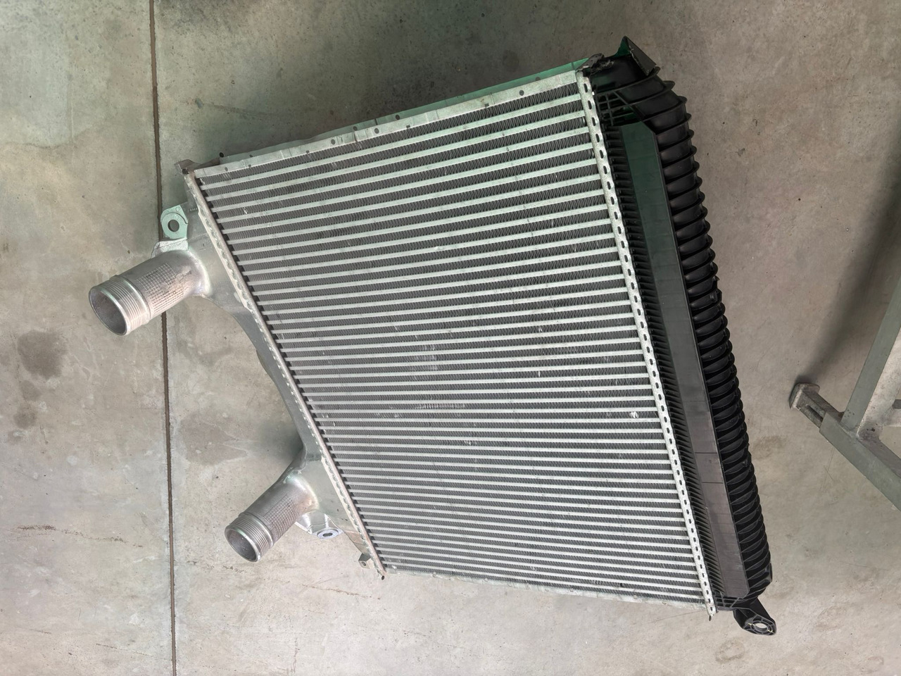 Neuwertiger MAN TGX Ladeluftkühler für D 20 / D 26, Artikel - Nr. : 81.06130 - 0218 - Intercooler para Camião: foto 2 Neuwertiger MAN TGX Ladeluftkühler für D 20 / D 26, Artikel - Nr. : 81.06130 - 0218 - Intercooler para Camião: foto 2