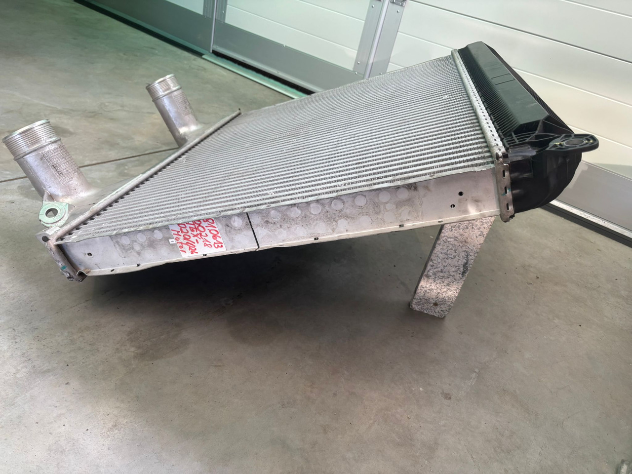 Neuwertiger MAN TGX Ladeluftkühler für D 20 / D 26, Artikel - Nr. : 81.06130 - 0218 - Intercooler para Camião: foto 4 Neuwertiger MAN TGX Ladeluftkühler für D 20 / D 26, Artikel - Nr. : 81.06130 - 0218 - Intercooler para Camião: foto 4