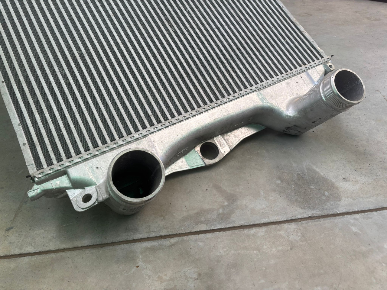 Neuwertiger MAN TGX Ladeluftkühler für D 20 / D 26, Artikel - Nr. : 81.06130 - 0218 - Intercooler para Camião: foto 1 Neuwertiger MAN TGX Ladeluftkühler für D 20 / D 26, Artikel - Nr. : 81.06130 - 0218 - Intercooler para Camião: foto 1