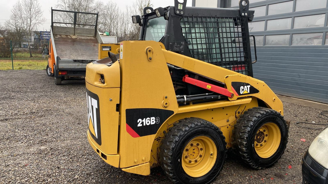 CAT 216, freza, mogučnost najma - Pá carregadora: foto 3 CAT 216, freza, mogučnost najma - Pá carregadora: foto 3