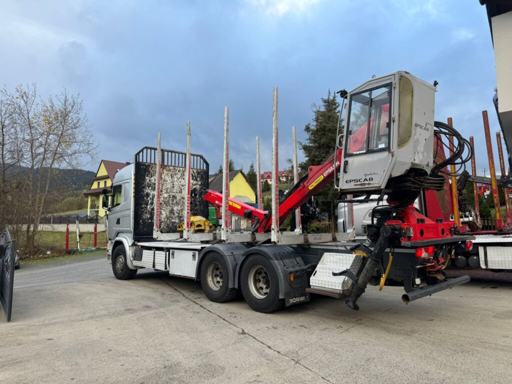 SCANIA R580 - Camião de transporte de madeira, Camião grua: foto 4 SCANIA R580 - Camião de transporte de madeira, Camião grua: foto 4