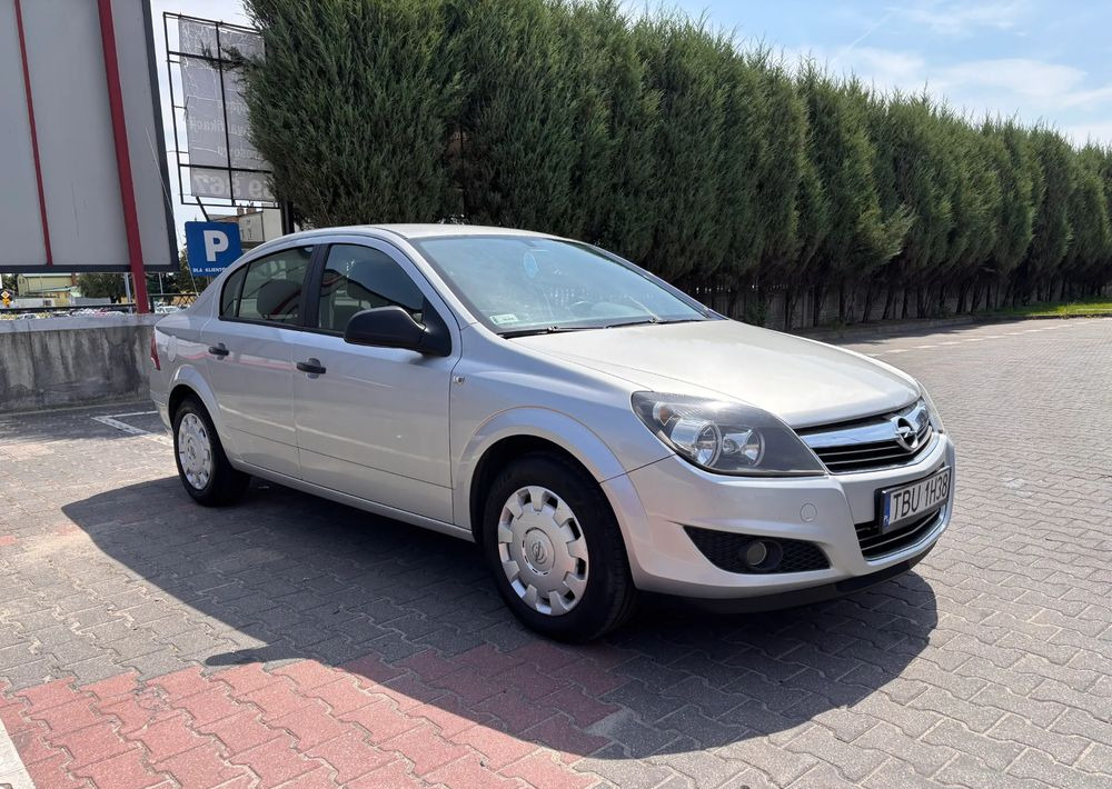 Opel Astra 1.6 Edition - Sedan: foto 1 Opel Astra 1.6 Edition - Sedan: foto 1