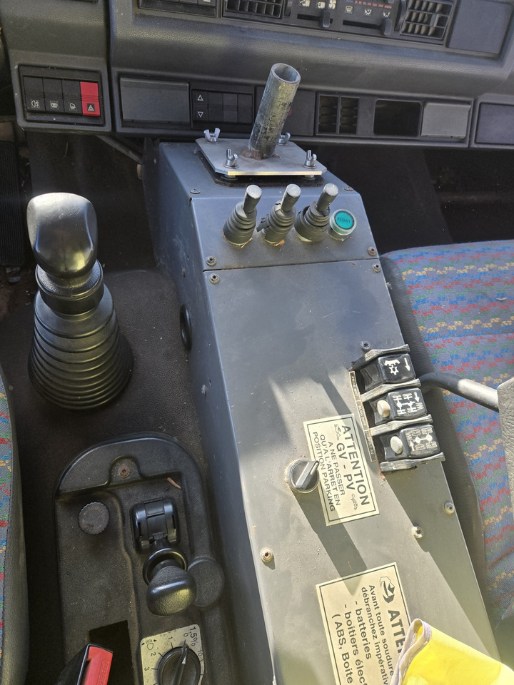 Camião basculante, Camião grua Renault G300 / 4x4: foto 10 Camião basculante, Camião grua Renault G300 / 4x4: foto 10