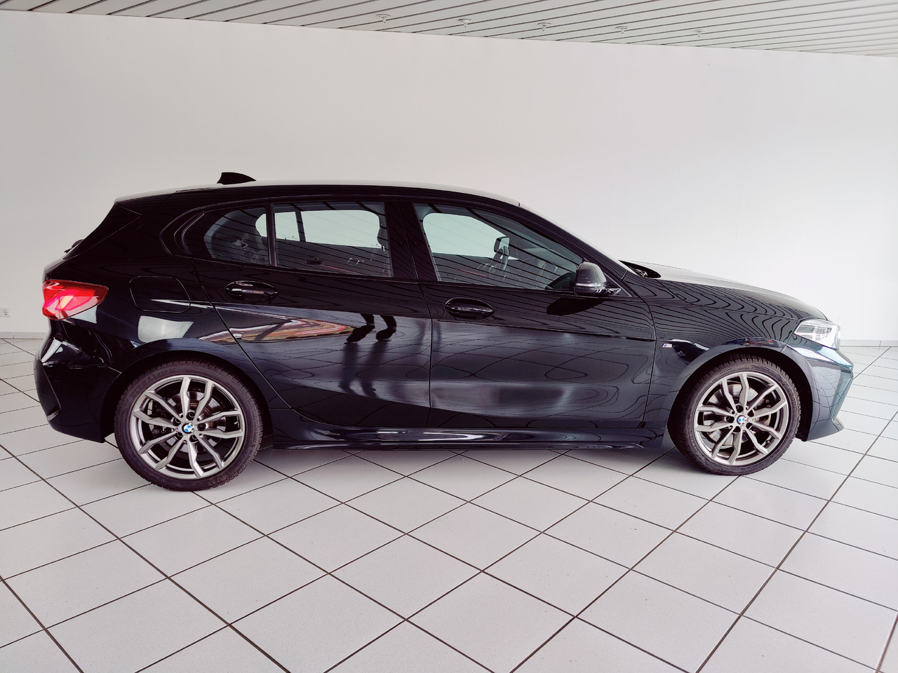 Sedan BMW 120 i M Sport RTTI LiveCockpit Head-up Navi: foto 8 Sedan BMW 120 i M Sport RTTI LiveCockpit Head-up Navi: foto 8