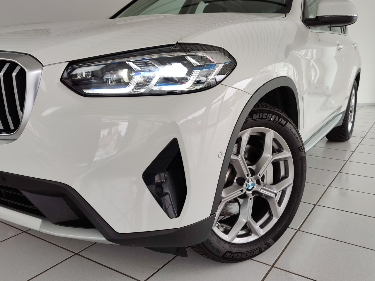 BMW X3 xDrive 30 i Live-Cockpit DAB Leder HiFi Headup - SUV: foto 2 BMW X3 xDrive 30 i Live-Cockpit DAB Leder HiFi Headup - SUV: foto 2