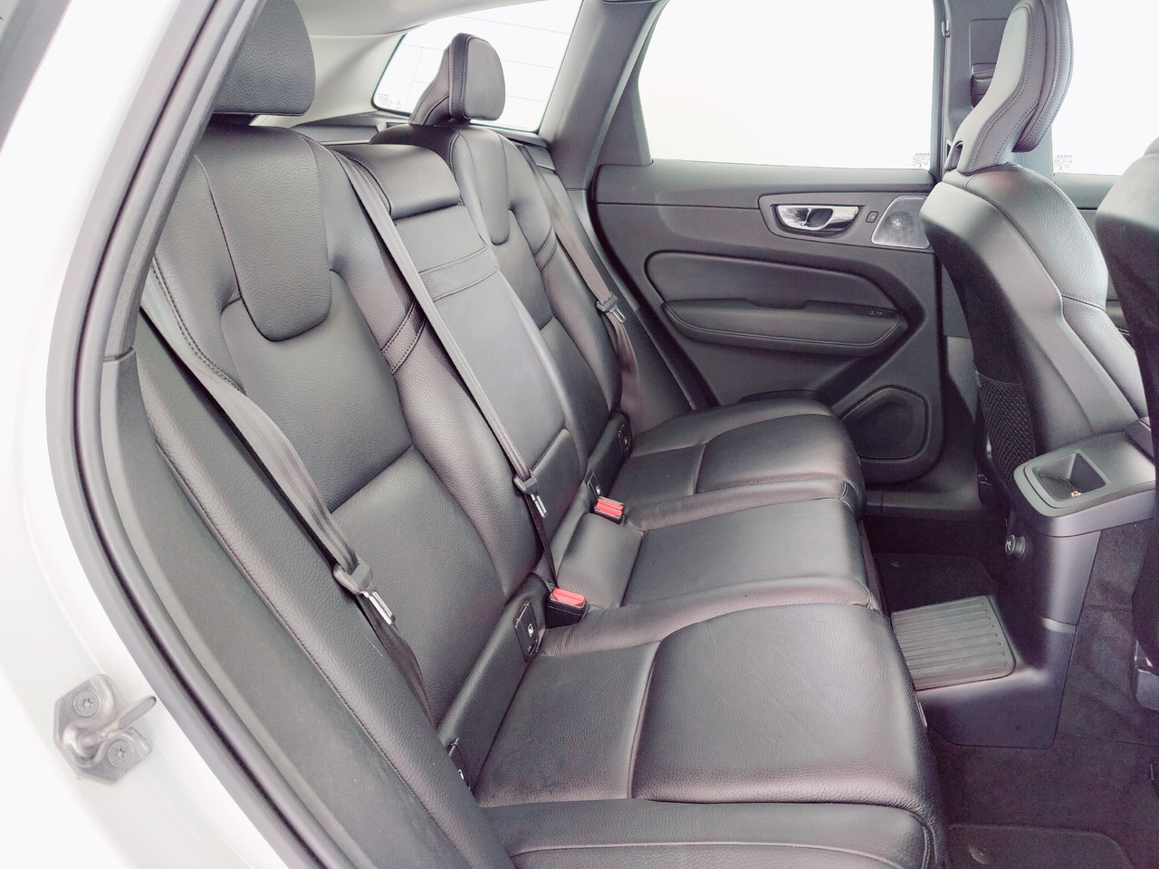 SUV Volvo XC60 t8 twin engine Momentum Plug-In Hybrid AWD AHK Leder Navi: foto 12 SUV Volvo XC60 t8 twin engine Momentum Plug-In Hybrid AWD AHK Leder Navi: foto 12