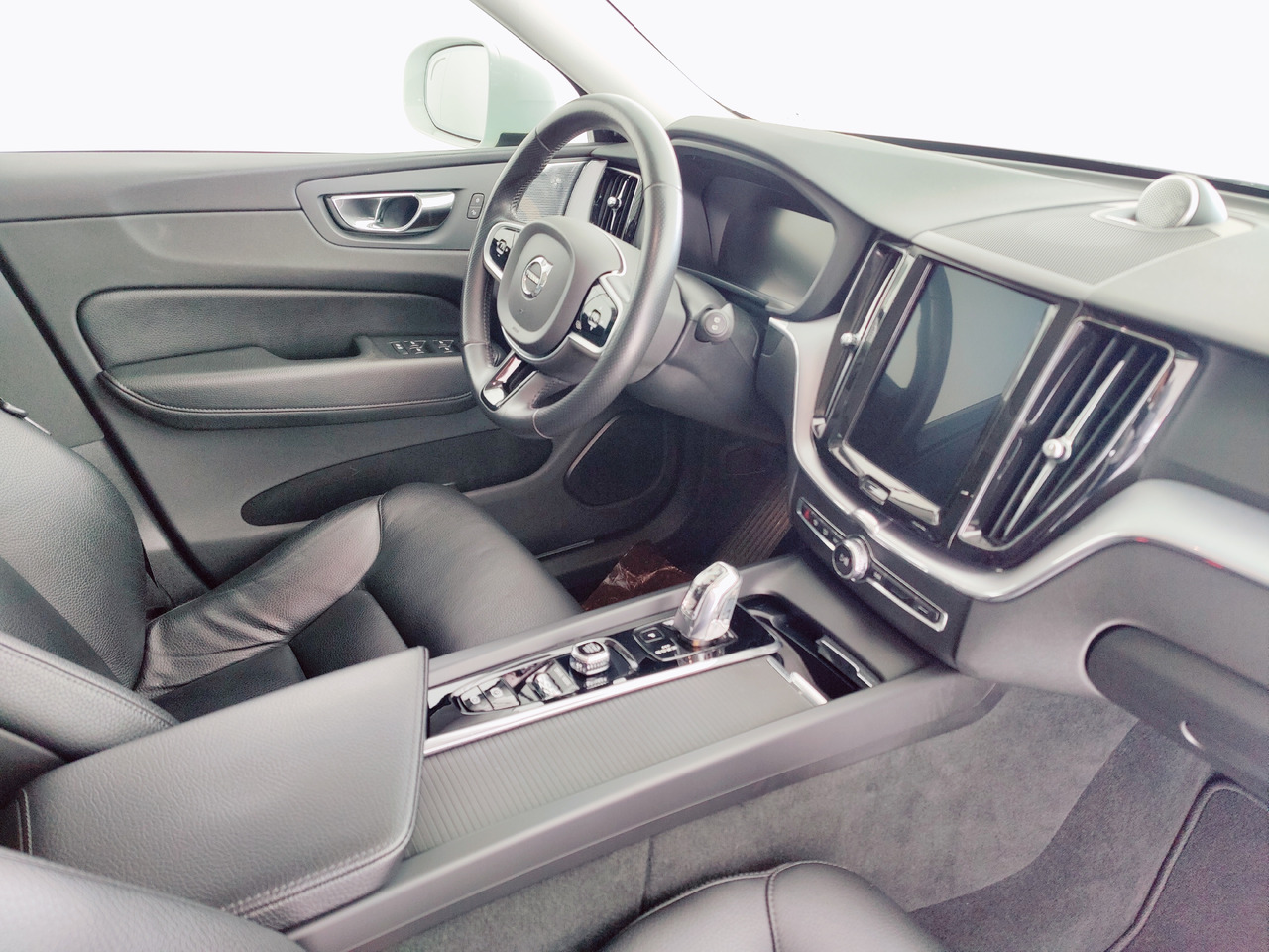 SUV Volvo XC60 t8 twin engine Momentum Plug-In Hybrid AWD AHK Leder Navi: foto 11 SUV Volvo XC60 t8 twin engine Momentum Plug-In Hybrid AWD AHK Leder Navi: foto 11