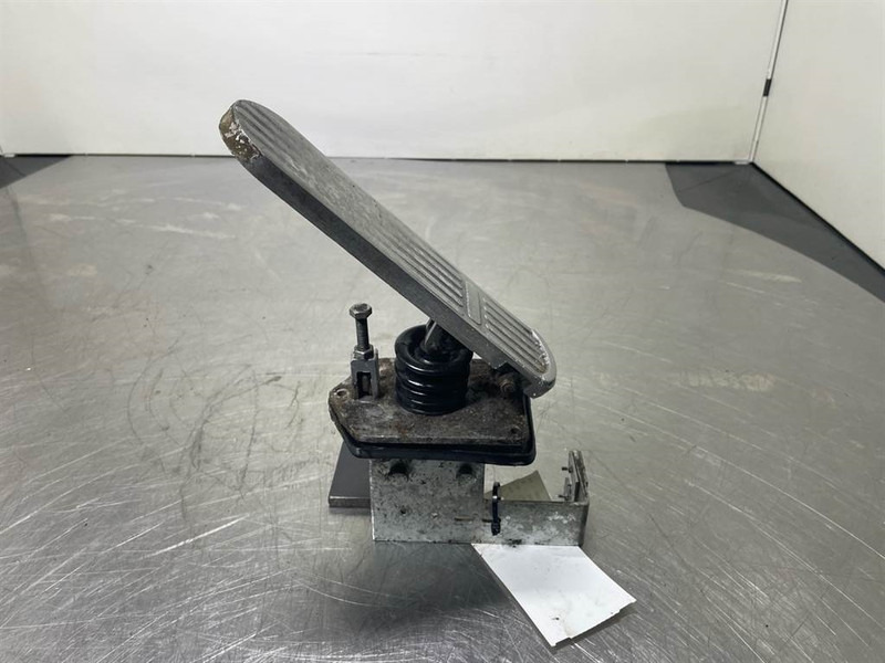 O & K L25.5 - Gas pedal/Fusspedal/Gaspedaal - Cabine e interior para Máquina de construção: foto 1 O & K L25.5 - Gas pedal/Fusspedal/Gaspedaal - Cabine e interior para Máquina de construção: foto 1