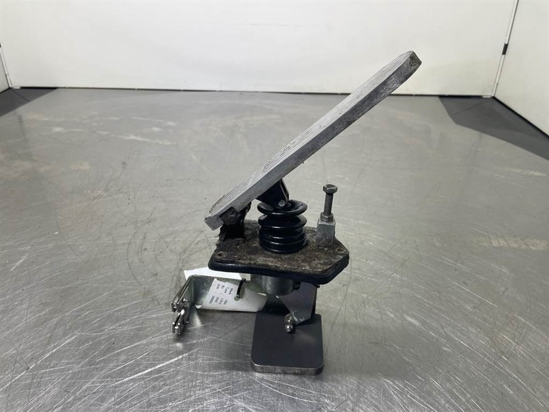 O & K L25.5 - Gas pedal/Fusspedal/Gaspedaal - Cabine e interior para Máquina de construção: foto 3 O & K L25.5 - Gas pedal/Fusspedal/Gaspedaal - Cabine e interior para Máquina de construção: foto 3