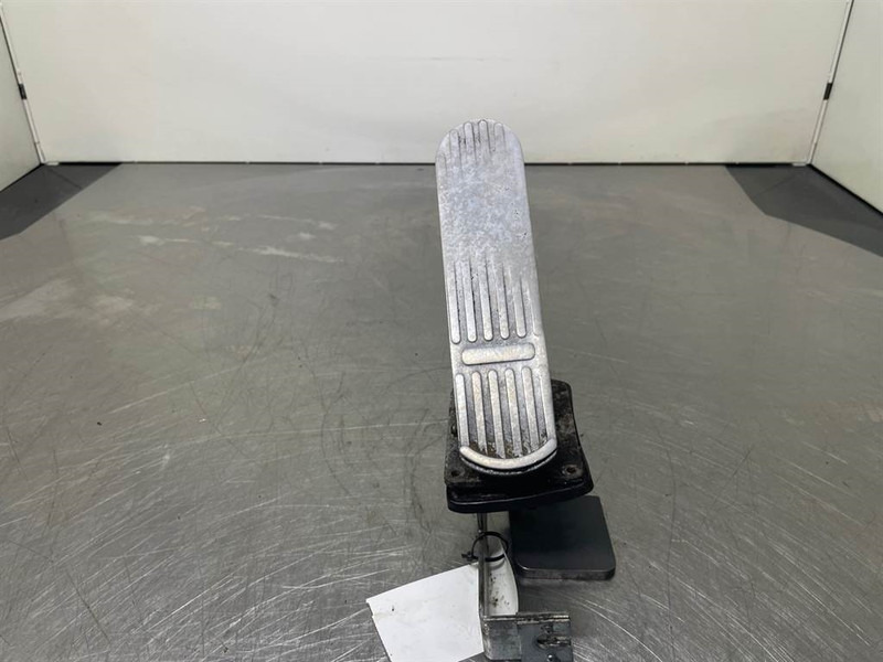 O & K L25.5 - Gas pedal/Fusspedal/Gaspedaal - Cabine e interior para Máquina de construção: foto 4 O & K L25.5 - Gas pedal/Fusspedal/Gaspedaal - Cabine e interior para Máquina de construção: foto 4