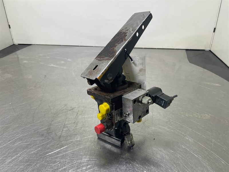 O & K L25.5-Safim 191826/FP3-Brake pedal/Bremspedal - Cabine e interior para Máquina de construção: foto 3 O & K L25.5-Safim 191826/FP3-Brake pedal/Bremspedal - Cabine e interior para Máquina de construção: foto 3