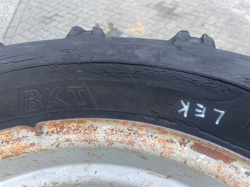 Schaeff SKS661-BKT 405/70-24 (16/70-24)-Tire/Reifen/Band - Jantes e pneus para Máquina de construção: foto 3 Schaeff SKS661-BKT 405/70-24 (16/70-24)-Tire/Reifen/Band - Jantes e pneus para Máquina de construção: foto 3