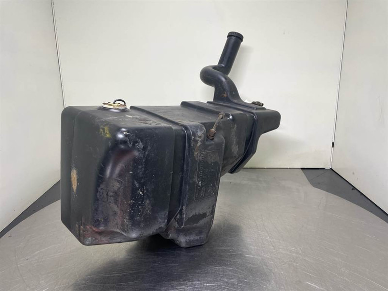 Volvo L30D-VOE11370525-Fuel tank/Kraftstofftank/Tank - Estrutura/ Châssis para Máquina de construção: foto 4 Volvo L30D-VOE11370525-Fuel tank/Kraftstofftank/Tank - Estrutura/ Châssis para Máquina de construção: foto 4