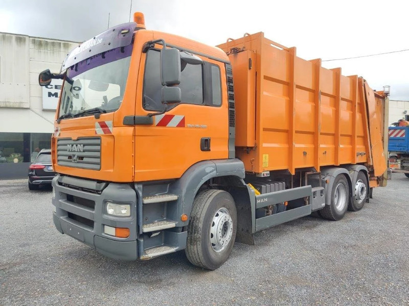 MAN TGA 26.320 6x2 garbage truck ZOELLER - Caminhão de lixo: foto 1 MAN TGA 26.320 6x2 garbage truck ZOELLER - Caminhão de lixo: foto 1
