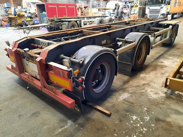 Floor FLA-3-101 - Semi-reboque transportador de contêineres/ Caixa móvel: foto 4 Floor FLA-3-101 - Semi-reboque transportador de contêineres/ Caixa móvel: foto 4