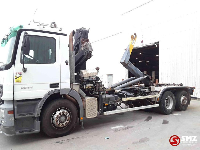 Mercedes-Benz Actros 2544 hiab 102.2 remote hook retarder - Camião transportador de contêineres/ Caixa móvel, Camião grua: foto 5 Mercedes-Benz Actros 2544 hiab 102.2 remote hook retarder - Camião transportador de contêineres/ Caixa móvel, Camião grua: foto 5