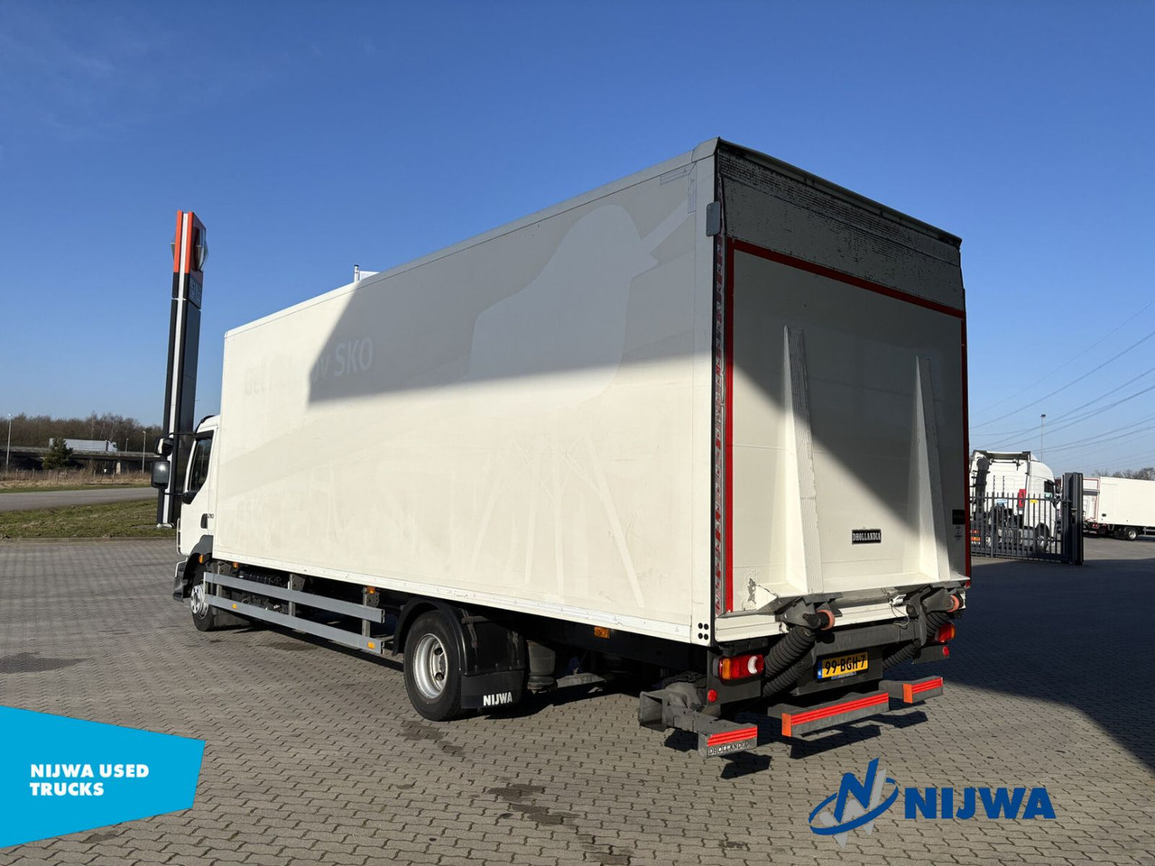 Volvo FL 210 4x2 Laadklep + Zijdeur - Camião furgão: foto 4 Volvo FL 210 4x2 Laadklep + Zijdeur - Camião furgão: foto 4