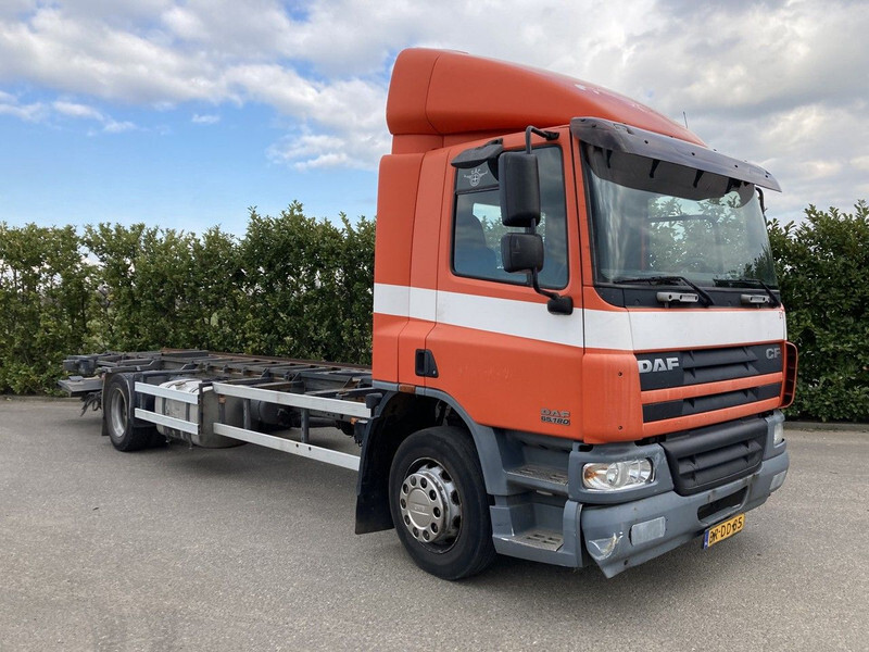 DAF FA CF65.180 Euro3 Manual / Laadklep - Camião chassi: foto 1 DAF FA CF65.180 Euro3 Manual / Laadklep - Camião chassi: foto 1
