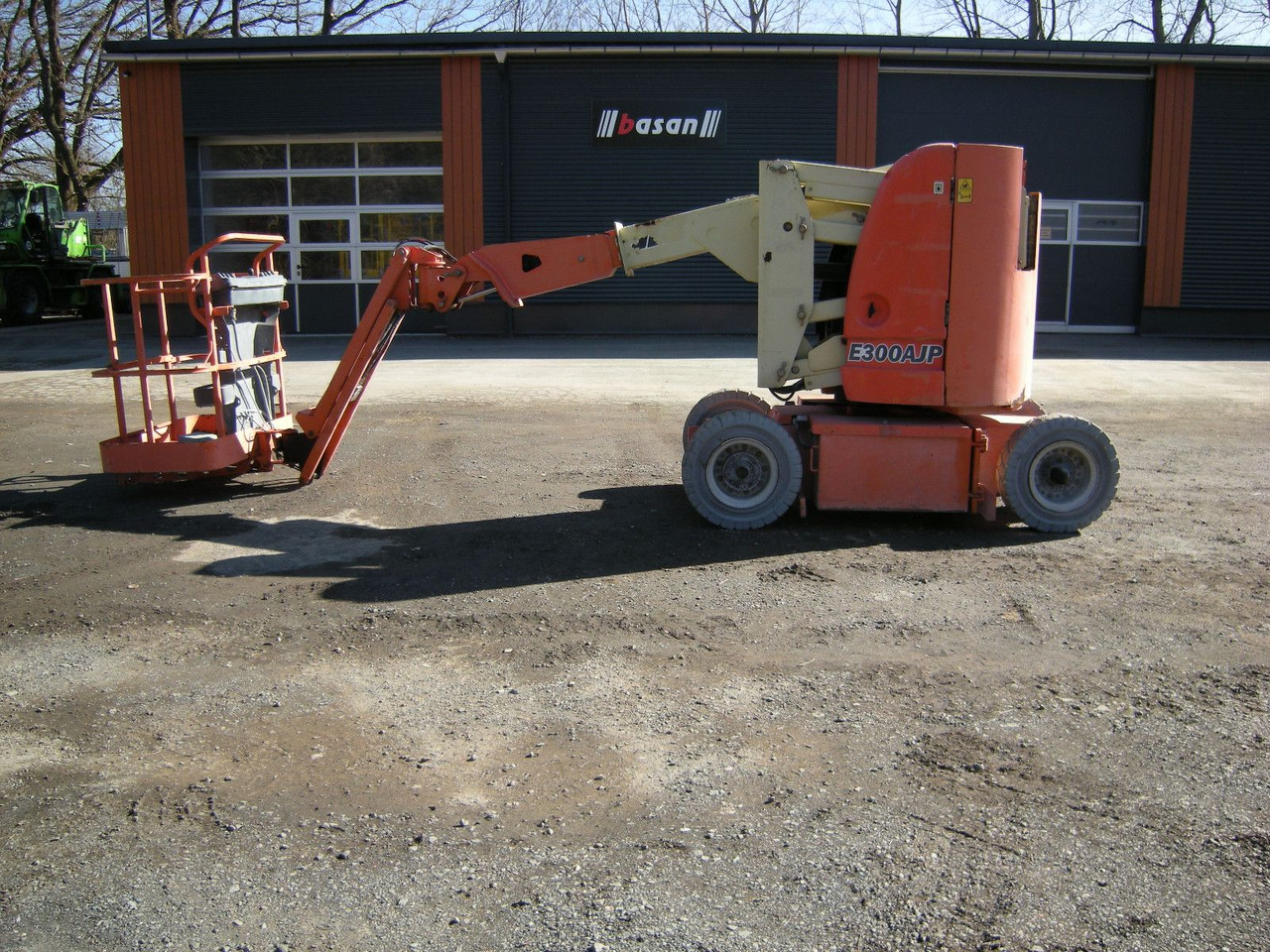 JLG Arbeitsbühne JLG E300AJP , AH 11m - Plataforma articulada: foto 1 JLG Arbeitsbühne JLG E300AJP , AH 11m - Plataforma articulada: foto 1