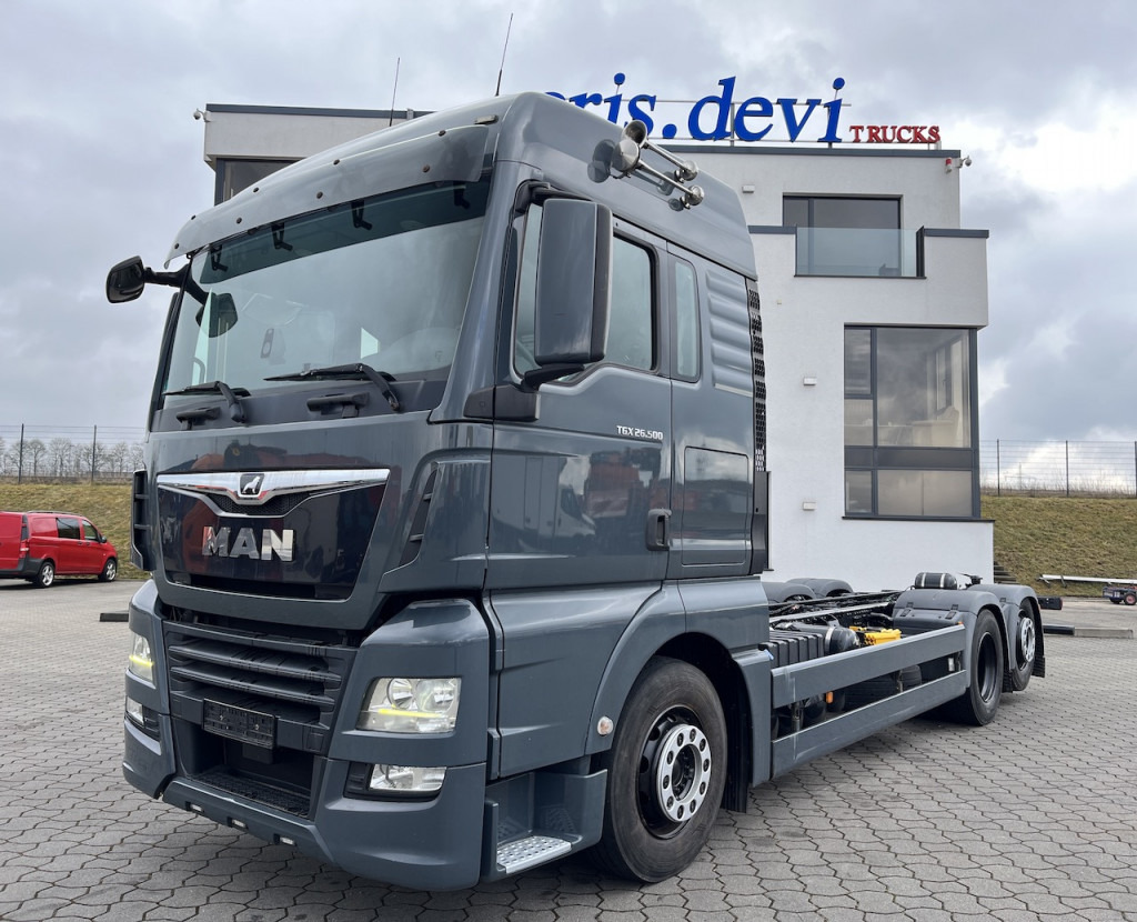 MAN TGX 26.500 6x2 Fahrgestell Lenk-Liftachse AHK - Camião: foto 1 MAN TGX 26.500 6x2 Fahrgestell Lenk-Liftachse AHK - Camião: foto 1