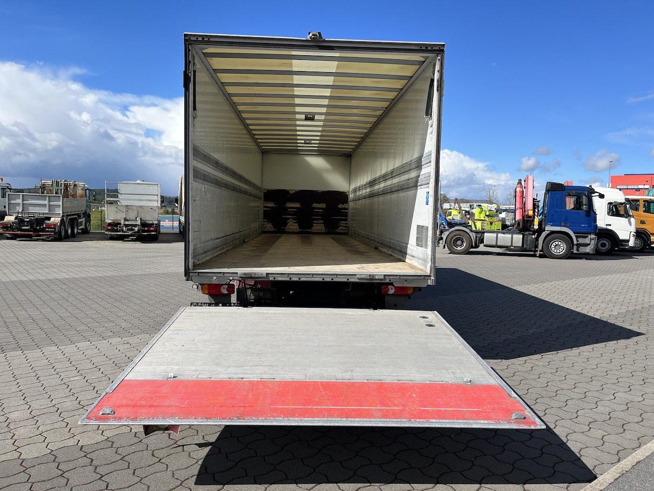 Iveco 120E25 Eurocargo 4x2 Koffer | Ladebordwand - Camião furgão: foto 2 Iveco 120E25 Eurocargo 4x2 Koffer | Ladebordwand - Camião furgão: foto 2