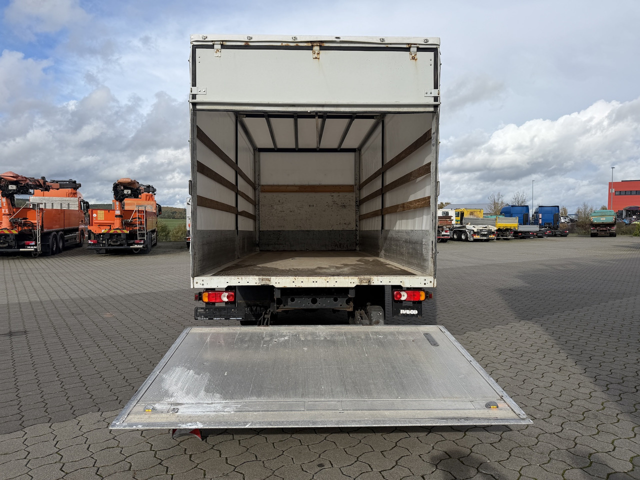 Iveco 75 E 180 4x2 LBW - Carrinha de lona: foto 2 Iveco 75 E 180 4x2 LBW - Carrinha de lona: foto 2