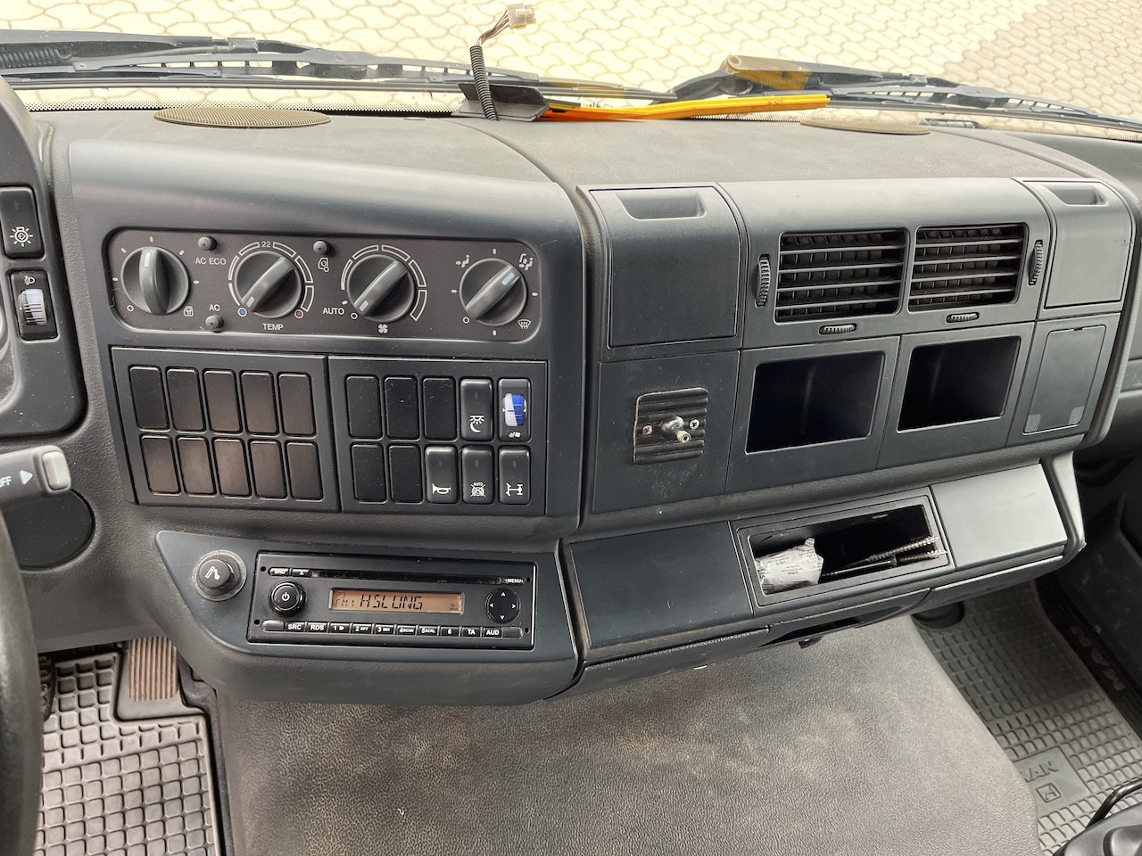 MAN TGL 8.220 4x2 Pritsche AHK - Carrinha de caixa aberta: foto 2 MAN TGL 8.220 4x2 Pritsche AHK - Carrinha de caixa aberta: foto 2