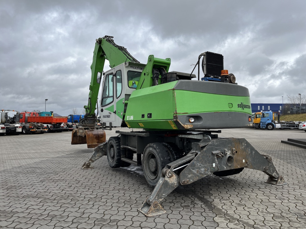 Sennebogen 818 Umschlagbagger Greifer - Escavadeira de rodas: foto 4 Sennebogen 818 Umschlagbagger Greifer - Escavadeira de rodas: foto 4