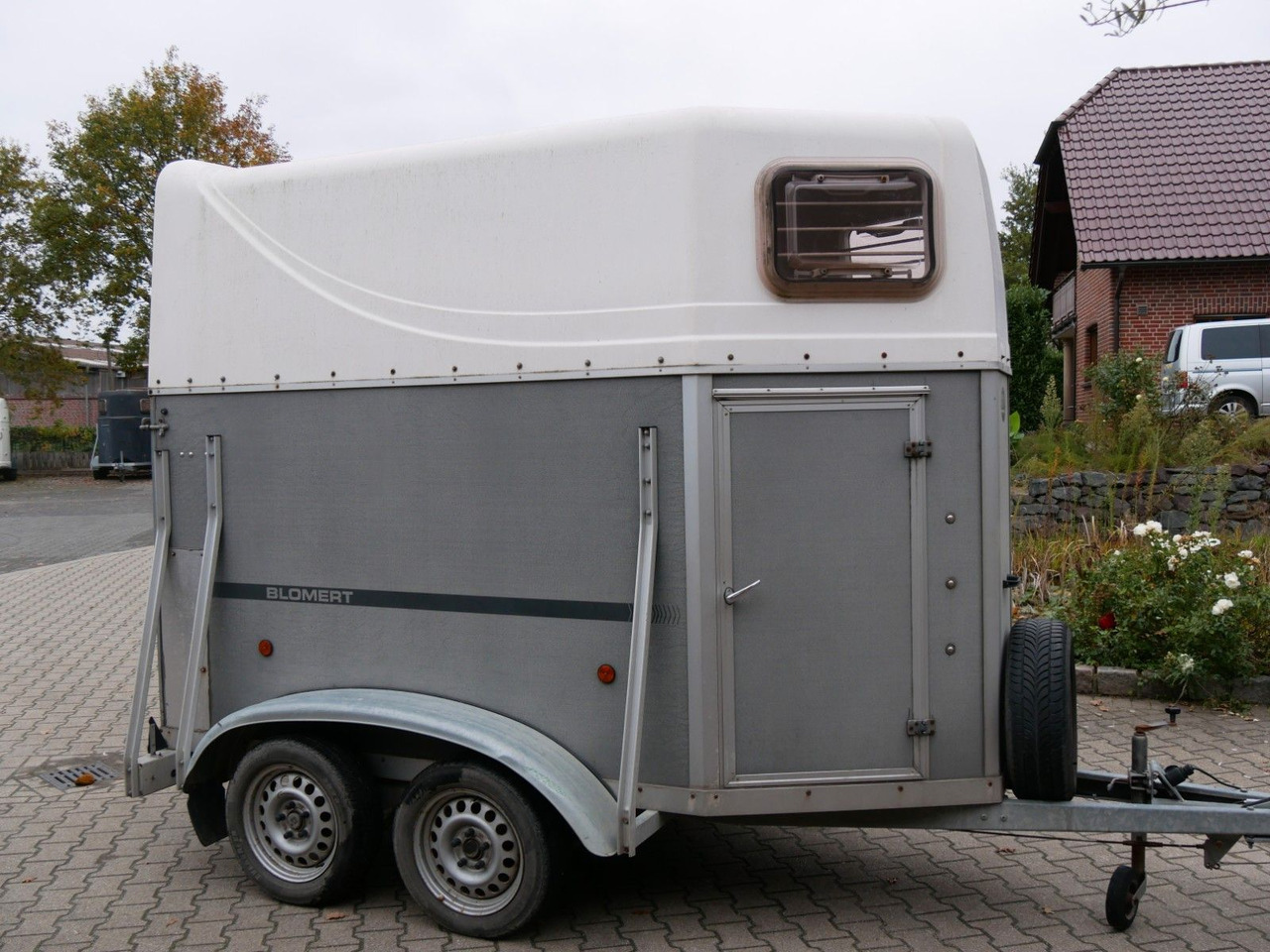 Blomert 1,5 Pferde mit Sattelkammer - Reboque transporte de gado: foto 1 Blomert 1,5 Pferde mit Sattelkammer - Reboque transporte de gado: foto 1