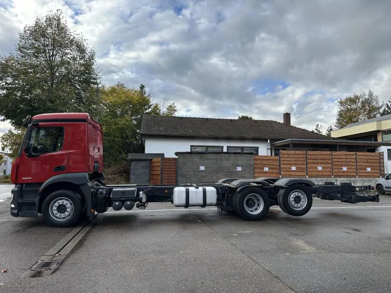 Mercedes-Benz 2532 LL 6x2 LANGES Fahrgestell Intarder Lenkachse - Camião chassi: foto 2 Mercedes-Benz 2532 LL 6x2 LANGES Fahrgestell Intarder Lenkachse - Camião chassi: foto 2